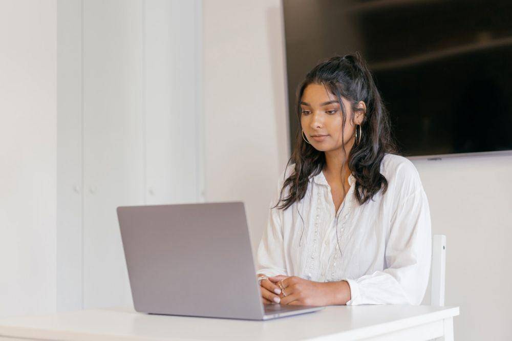 ilustrasi wanita bekerja di depan laptop (pexels.com/mikhail nilov)