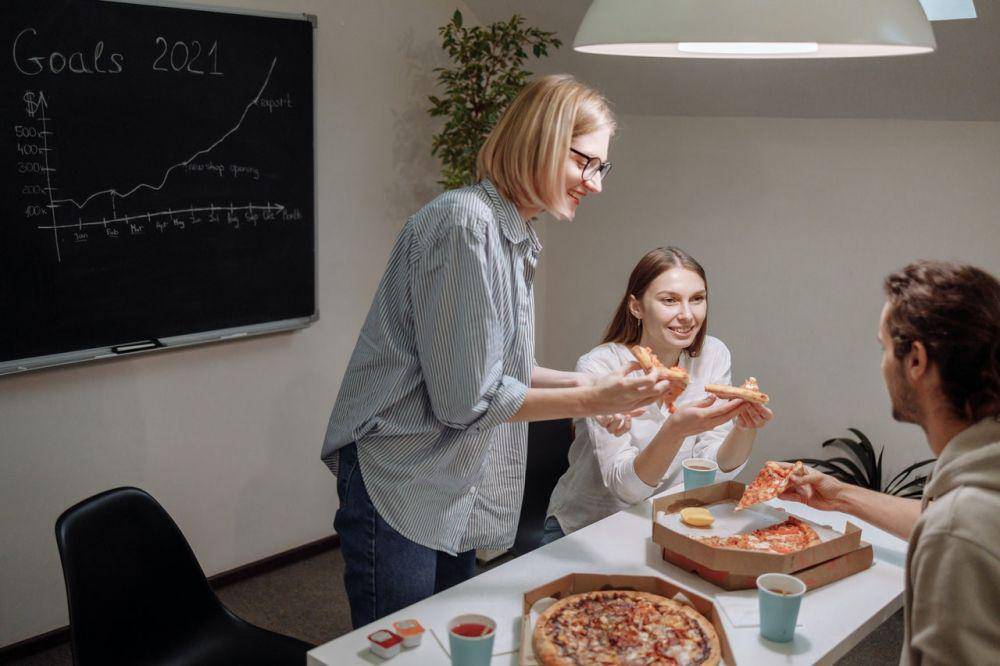 ilustrasi makan bersama (pexels.com/Thirdman)