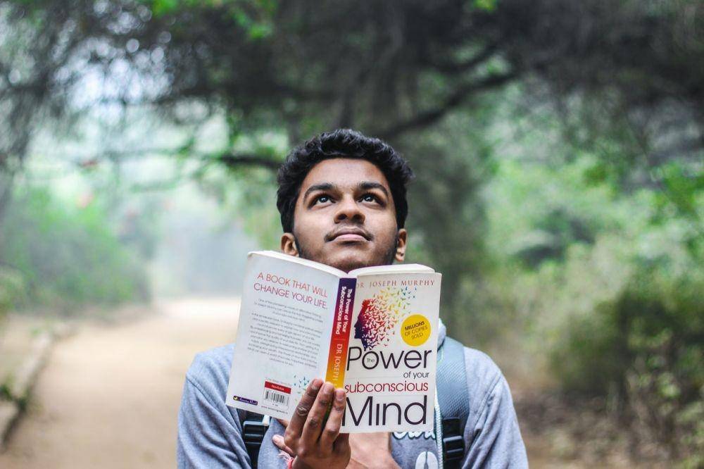 ilustrasi pria membaca buku (pexels.com/Yogendra Singh)