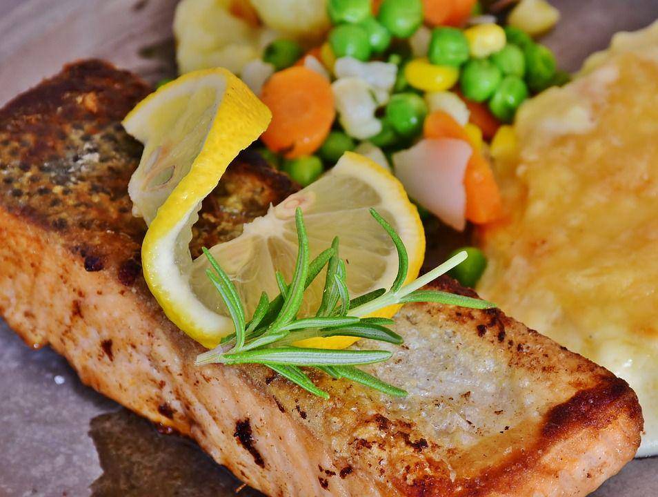 ilustrasi salmon bumbu garlic (pixabay.com/@RitaE)