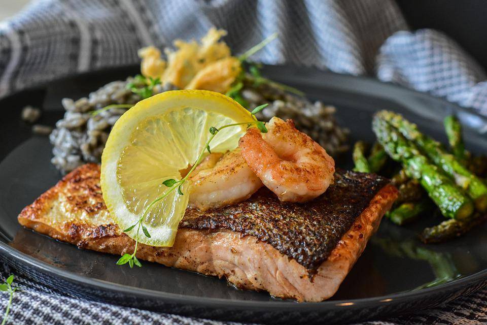 ilustrasi salmon bumbu garlic (pixabay.com/@RitaE)