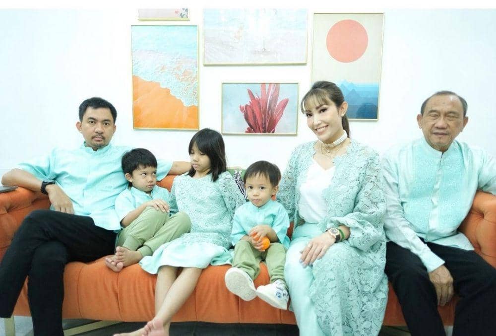 10 Tahun Menikah, 9 Potret Keluarga Ayu Dewi yang Makin Kompak