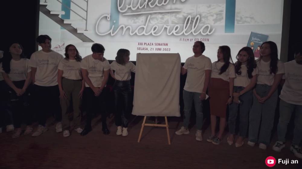 potret Fuji saat launching trailer film Bukan Cinderella (dok.YouTube/Fuji an)