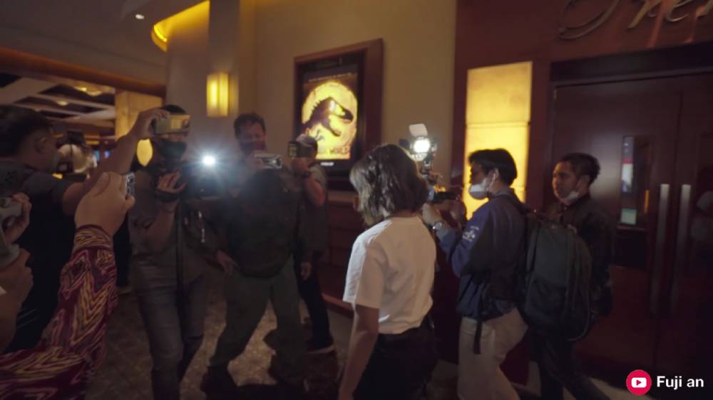 potret Fuji saat launching trailer film Bukan Cinderella (dok.YouTube/Fuji an)
