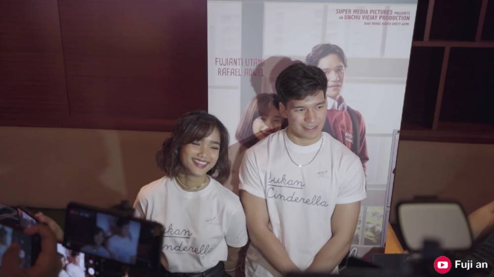 potret Fuji saat launching trailer film Bukan Cinderella (dok.YouTube/Fuji an)