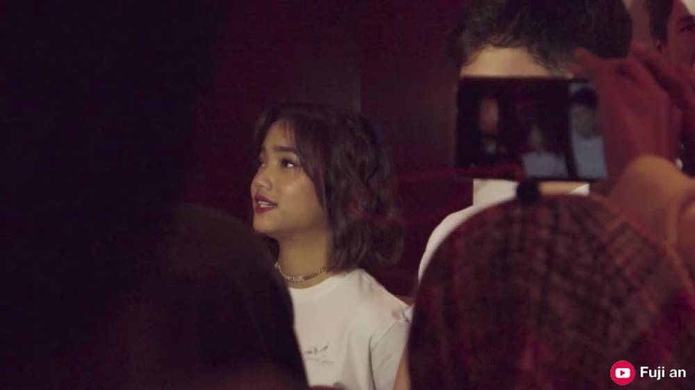 potret Fuji saat launching trailer film Bukan Cinderella (dok.YouTube/Fuji an)