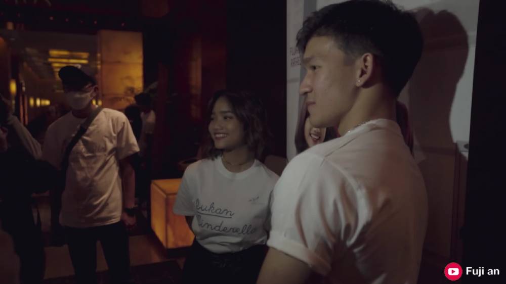 potret Fuji saat launching trailer film Bukan Cinderella (dok.YouTube/Fuji an)