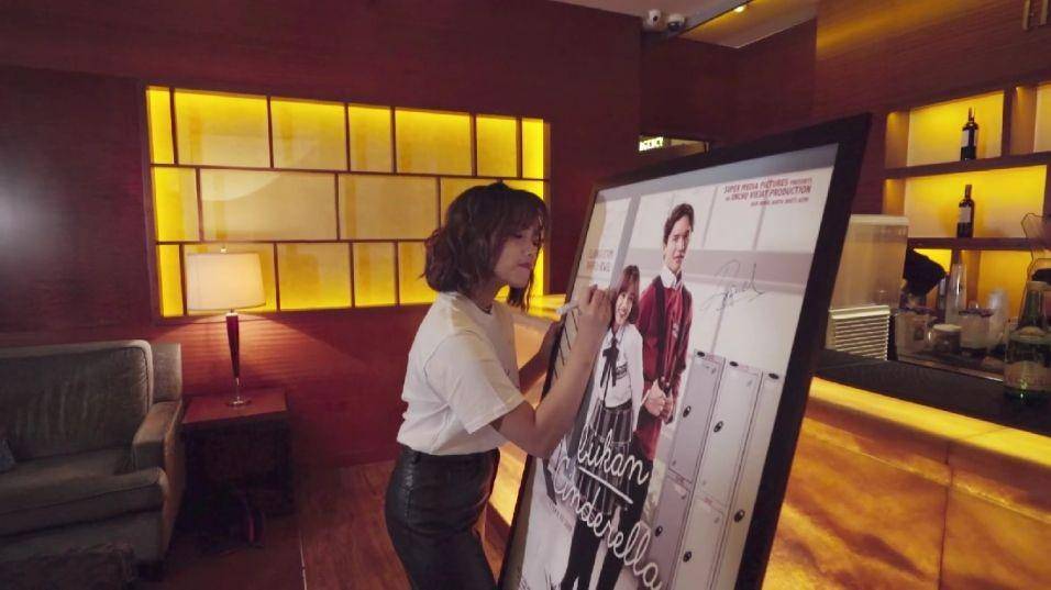 potret Fuji saat launching trailer film Bukan Cinderella (dok.YouTube/Fuji an)