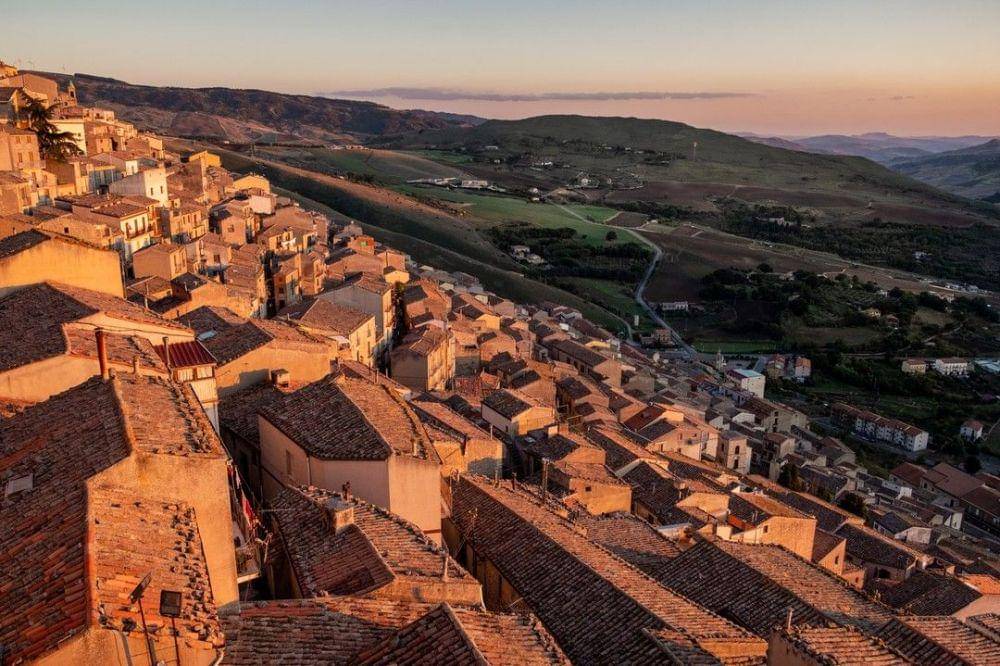 rumah-rumah di desa di Gangi, Sisilia yang sempat dihargai 1 euro (instagram.com/smithsonianmagazine)