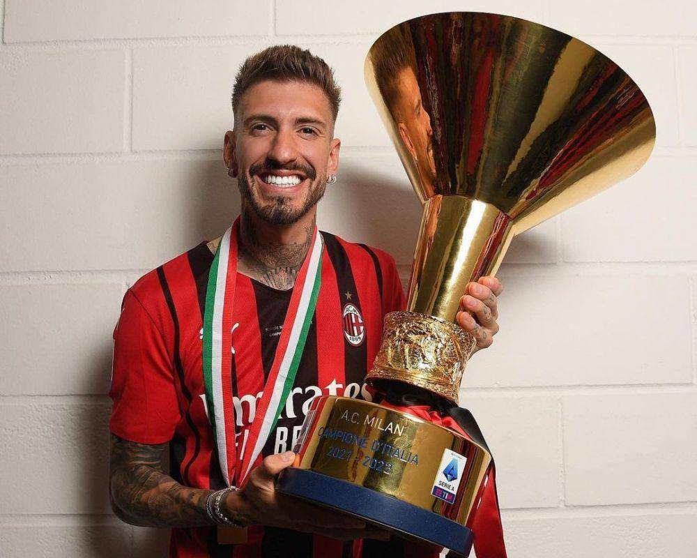 Samu Castillejo mengangkat trofi Serie A 2021/2022. (instagram.com/samucastillejo)