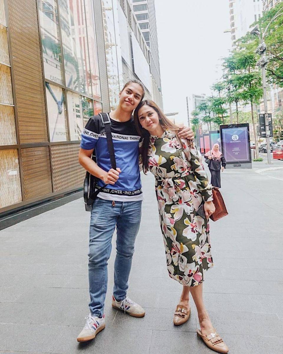 Potret OOTD kasual sampai formal ala El Rumi (instagram.com/elelrumi)