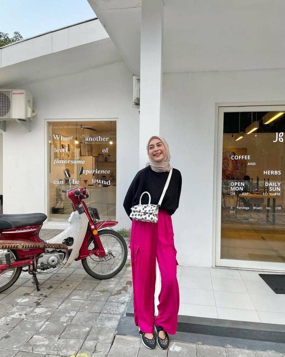 inspirasi ootd dengan outfit berwarna candy pink (instagram.com/diantyy.a)