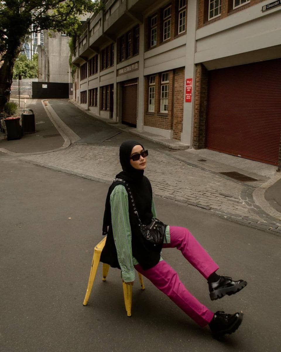 inspirasi ootd dengan outfit berwarna candy pink (instagram.com/anaoctarina)
