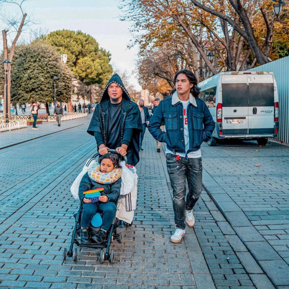 Potret OOTD kasual sampai formal ala El Rumi (instagram.com/elelrumi)