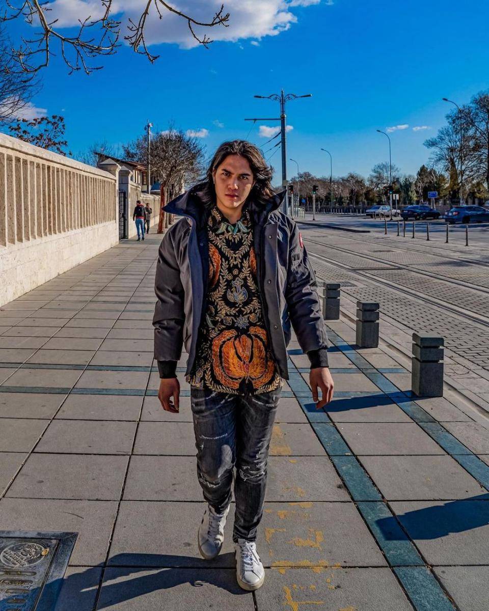 Potret OOTD kasual sampai formal ala El Rumi (instagram.com/elelrumi)