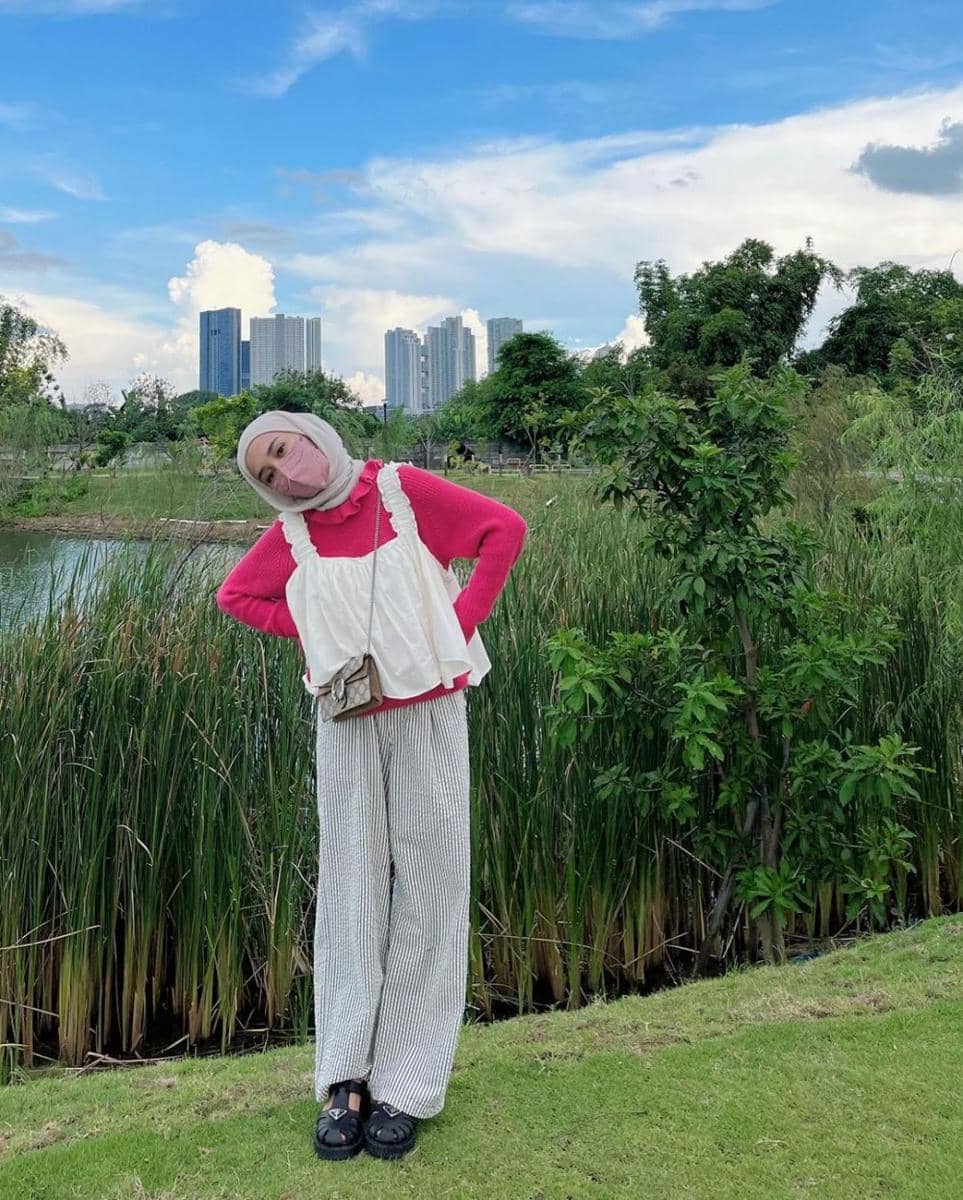 inspirasi ootd dengan outfit berwarna candy pink (instagram.com/yurezalina)