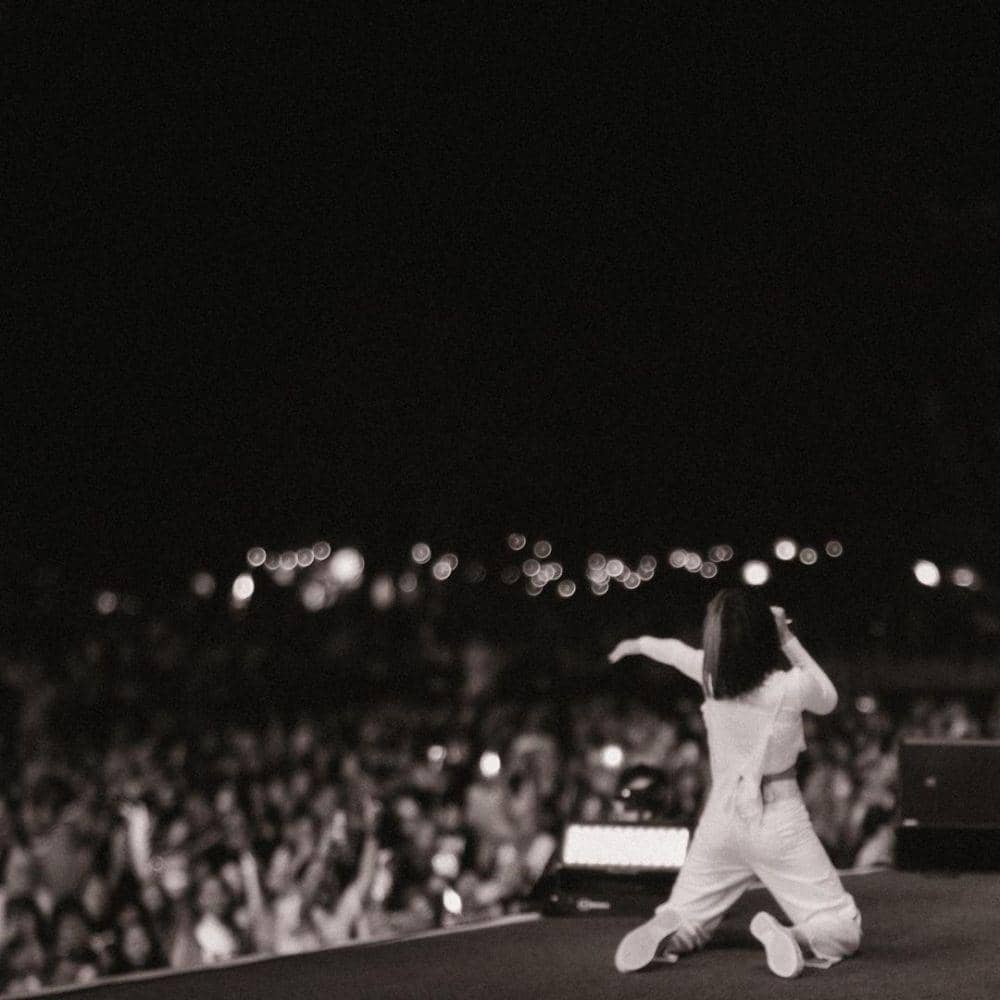 Isyana dan para penonton yang antusias di konser Swaraya Bogor (instagram.com/isyanasarasvati)