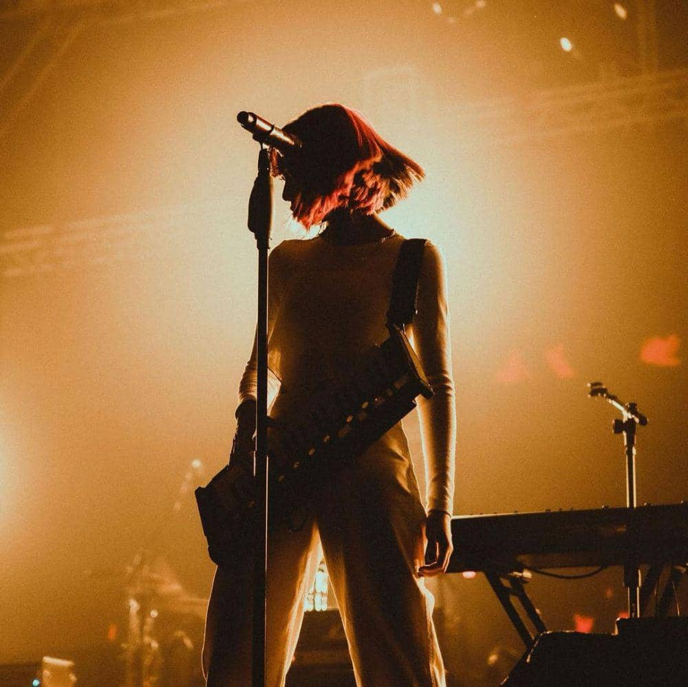 Isyana memainkan electone khas-nya di Swaraya Bogor (instagram.com/isyanasarasvati )