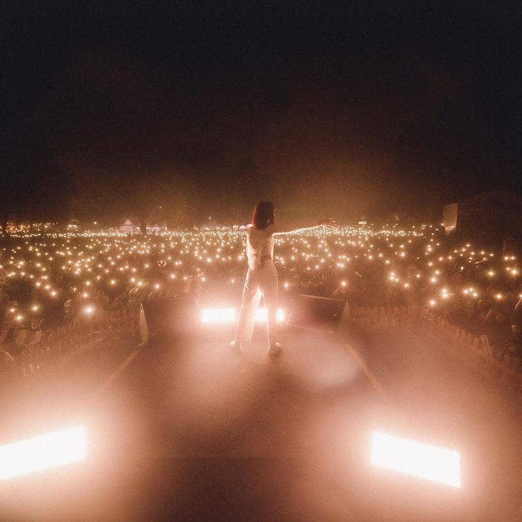 Isyana dan para penonton yang antusias di konser Swaraya Bogor (instagram.com/isyanasarasvati)