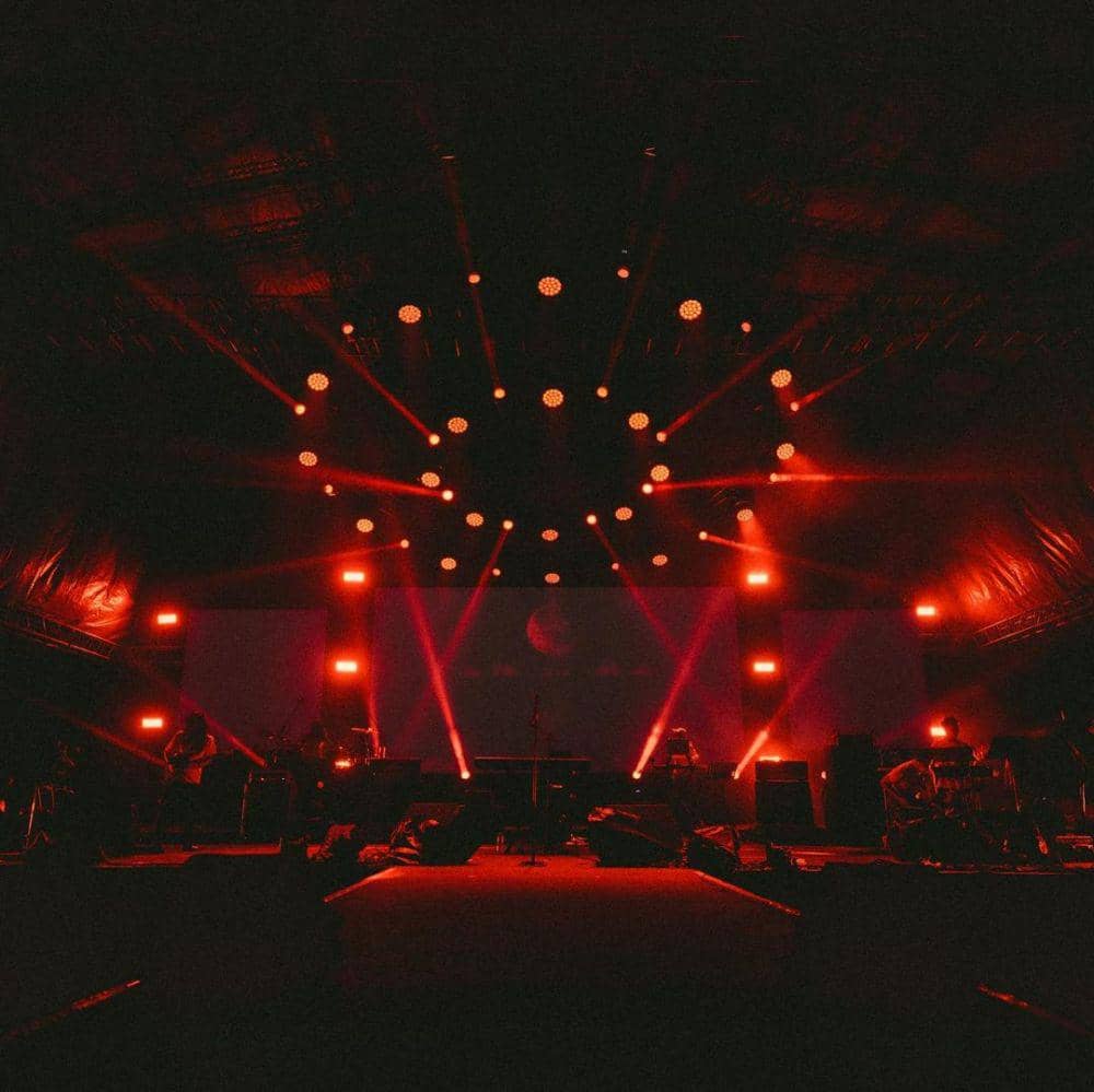 Setup panggung khas Isyana Sarasvati di konser Swaraya Bogor (instagram.com/isyanasarasvati)