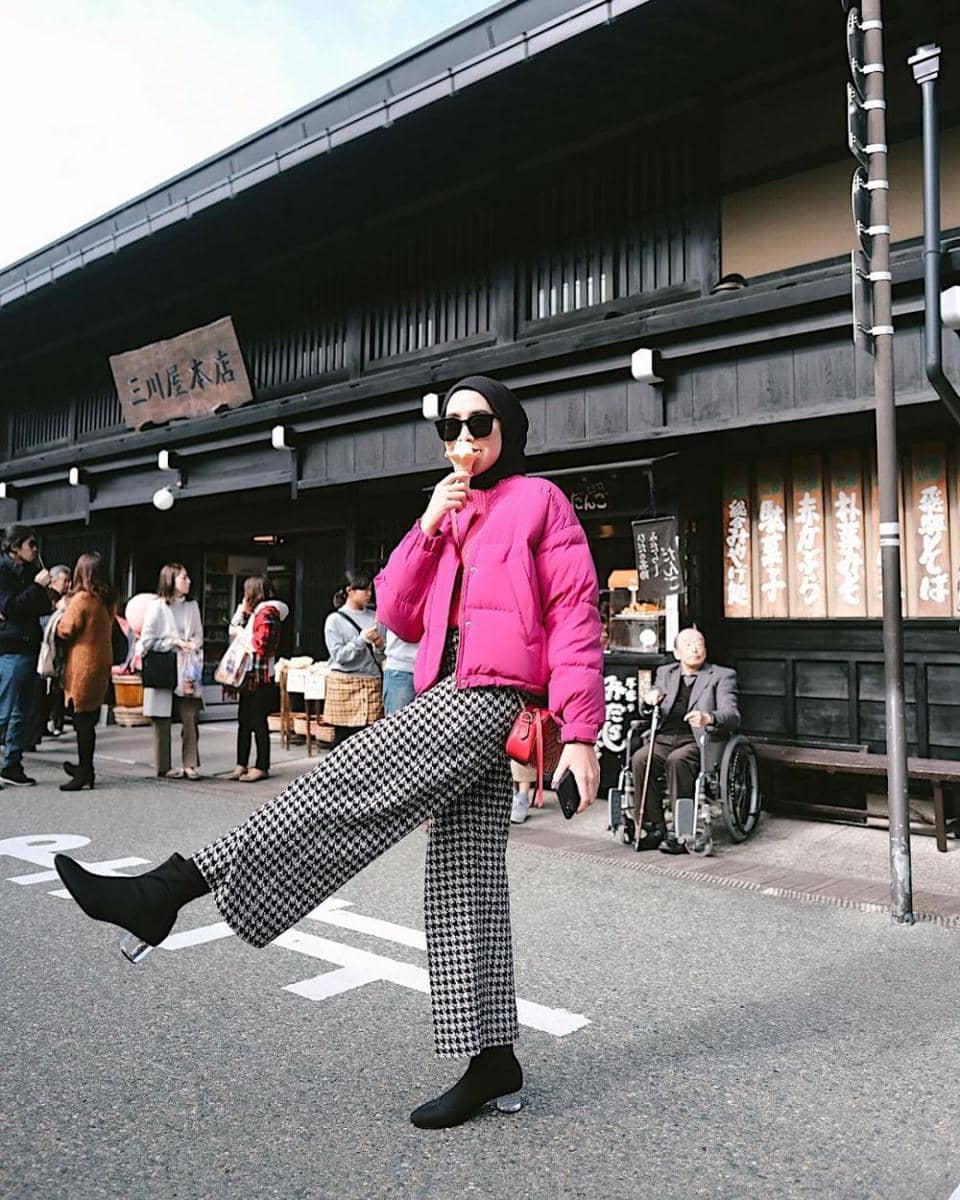 inspirasi ootd dengan outfit berwarna candy pink (instagram.com/ameliaelle)