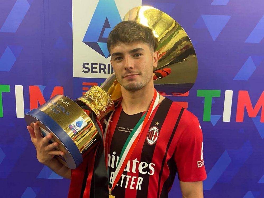Brahim Diaz mengangkat trofi Serie A 2021/2022. (instagram.com/brahim)