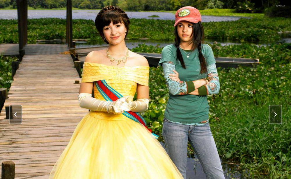 Demi Lovato dan Selena Gomez dalam film Princess Protection Program