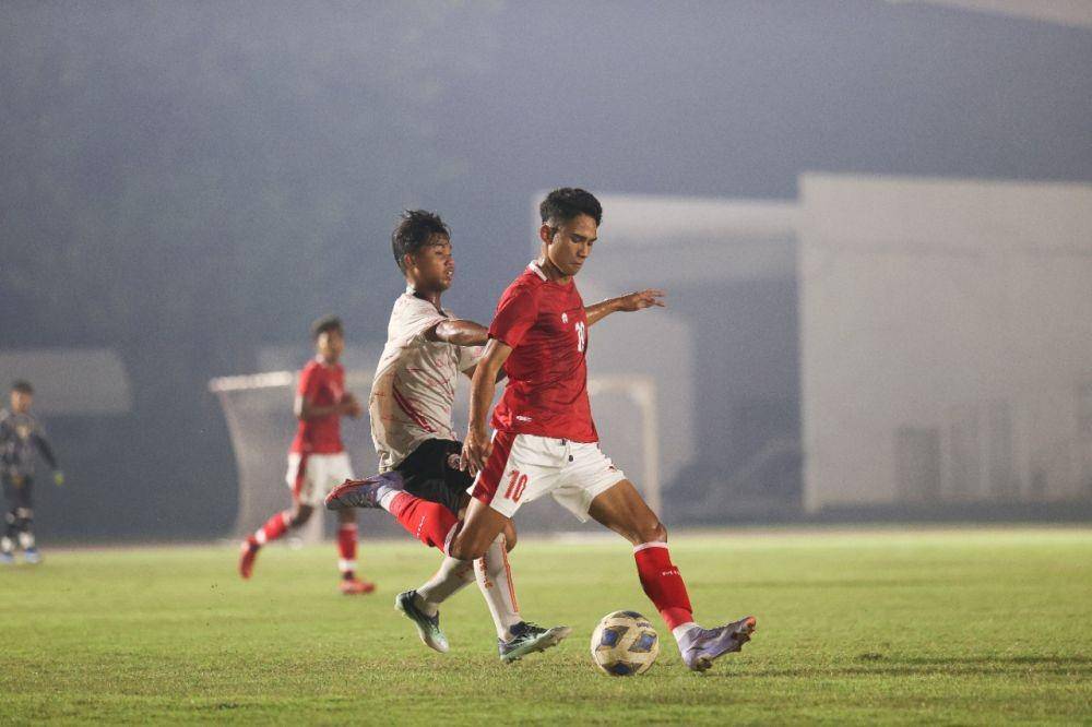 Pemain Timnas U-19 sedang berusaha menjaga bola. (Dok. PSSI)