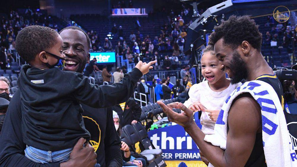 Draymond Green dan Andrew Wiggins bermain bersama anak-anaknya di Chase Center, San Francisco, Amerika Serikat. (twitter.com/warriors)