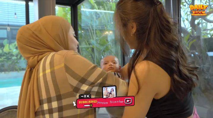 potret Nathalie Holscher jenguk baby Don (youtube.com/Jessica Iskandar)