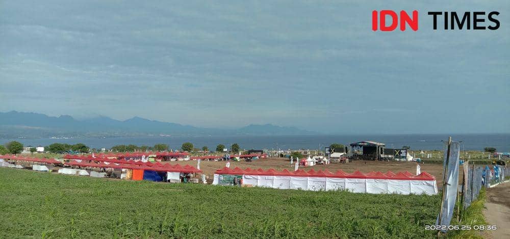 Lokasi konser musik Band Slank di area Sirkuit MXGP Samota. (IDN Times/Muhammad Nasir)