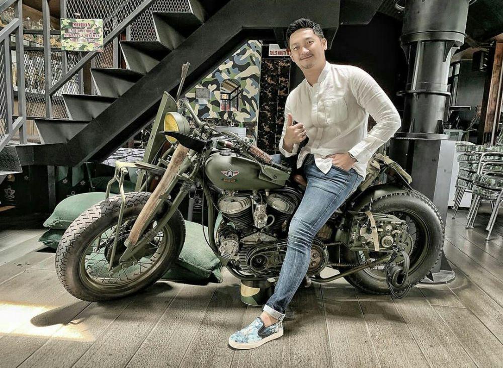 Gugat Cerai Dewi Perssik, 9 Potret Angga Wijaya di Atas Motor!