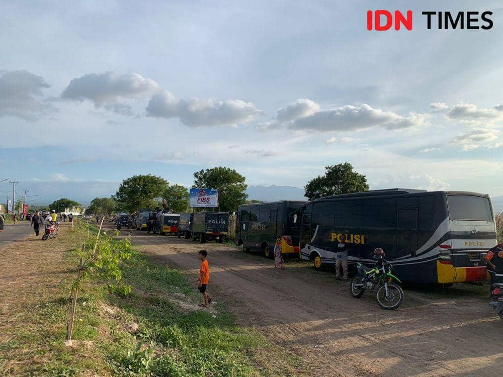 Bus polisi disiapkan untuk mengangkut kepulangan penonton MXGP Samota yang diperkirakan membeludak pada Minggu (26/6/2022). (IDN Times/Muhammad Nasir)