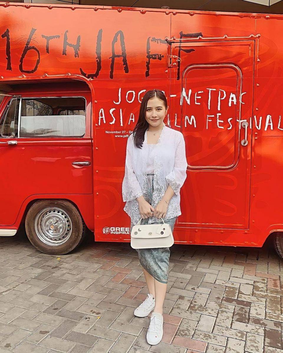 Kebaya Prilly Latuconsina (instagram.com/prillylatuconsina96)