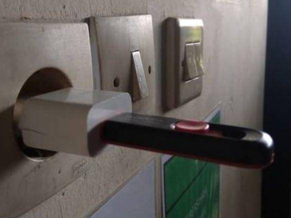 orang asal charger (instagram.com/recehtapiviral)