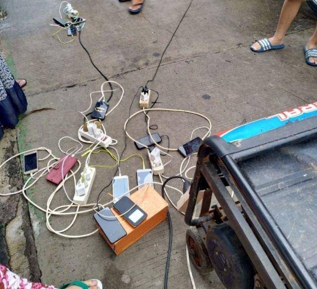 orang asal charger (instagram.com/wkwklandreal)