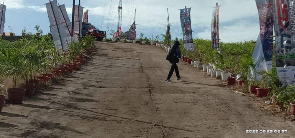 Penonton harus berjalan kaki dari parkiran menuju tribun yang berlokasi di atas perbukitan. (IDN Times/Muhamad Nasir)