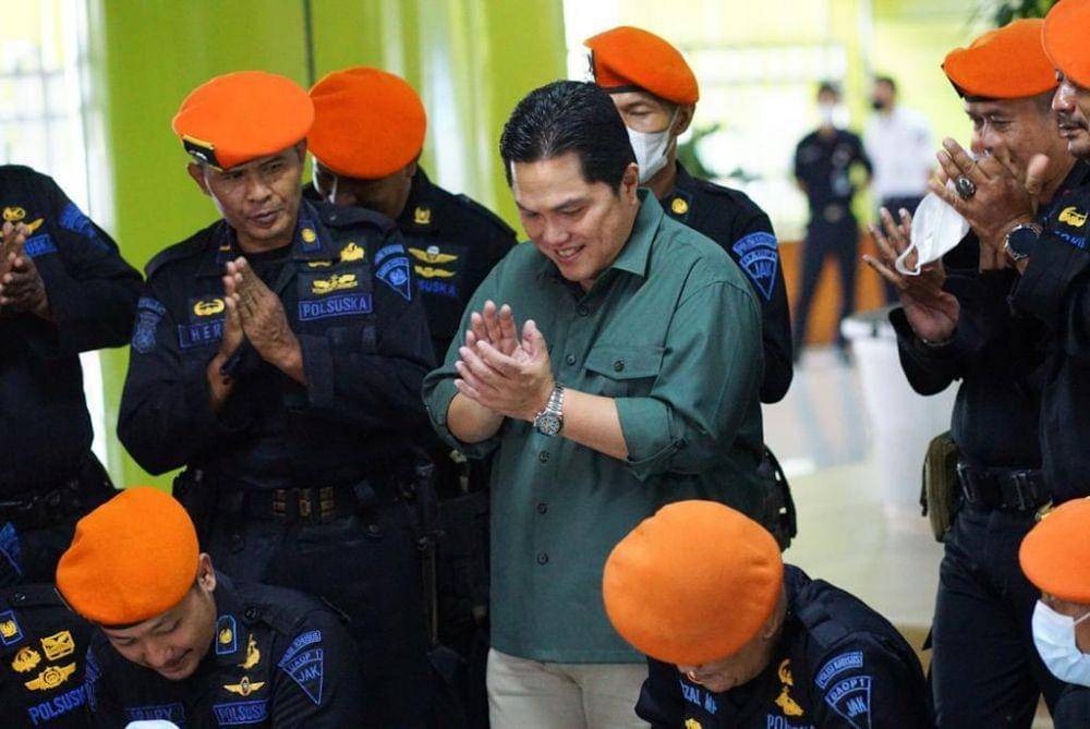 Menteri BUMN Erick Thohir meninjau langsung pelayanan pada moda transportasi kereta api di Stasiun Gambir, Sabtu (25/6/2022). (Dok Kementerian BUMN)