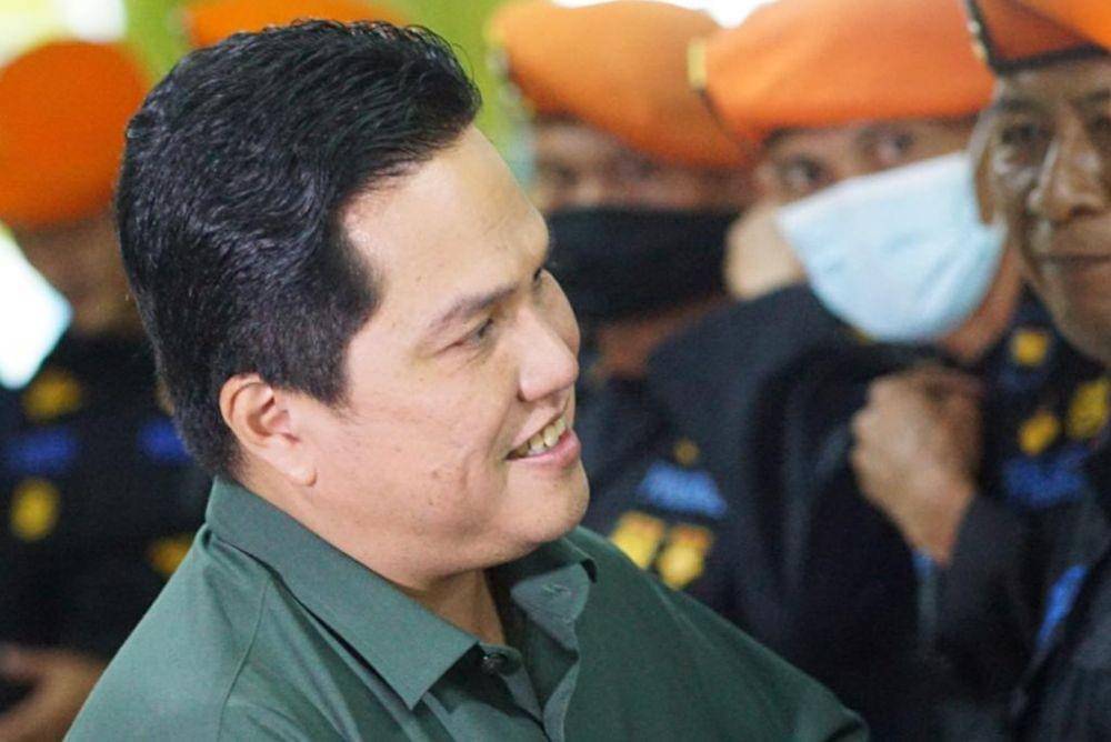 Menteri BUMN Erick Thohir meninjau langsung pelayanan pada moda transportasi kereta api di Stasiun Gambir, Sabtu (25/6/2022). (Dok Kementerian BUMN)