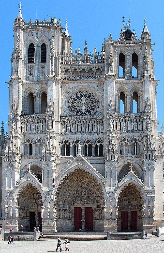 potret gerbang Katedral Amiens yang kaya akan pahatan dekoratif religius (commons.wikimedia.org/Jean-Pol Grandmont)