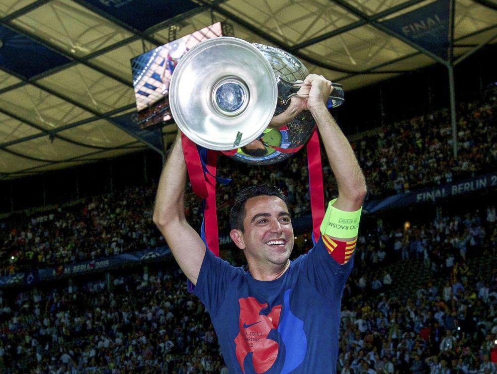 Xavi Hernandez mengangkat trofi Liga Champions 2014/2015. (twitter.com/ChampionsLeague)