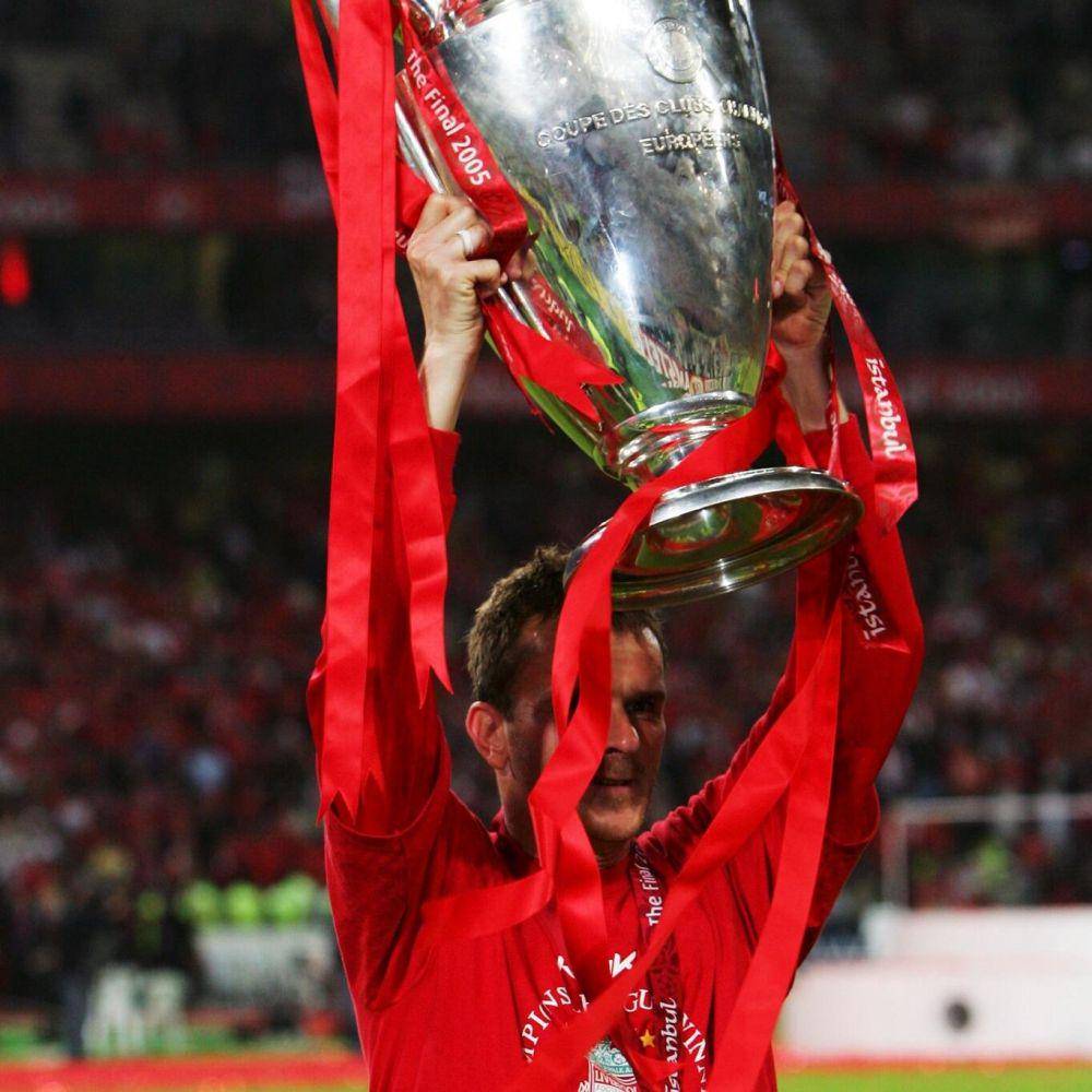 Dietmar Hamann mengangkat trofi Liga Champions 2004/2005. (twitter.com/LFC)
