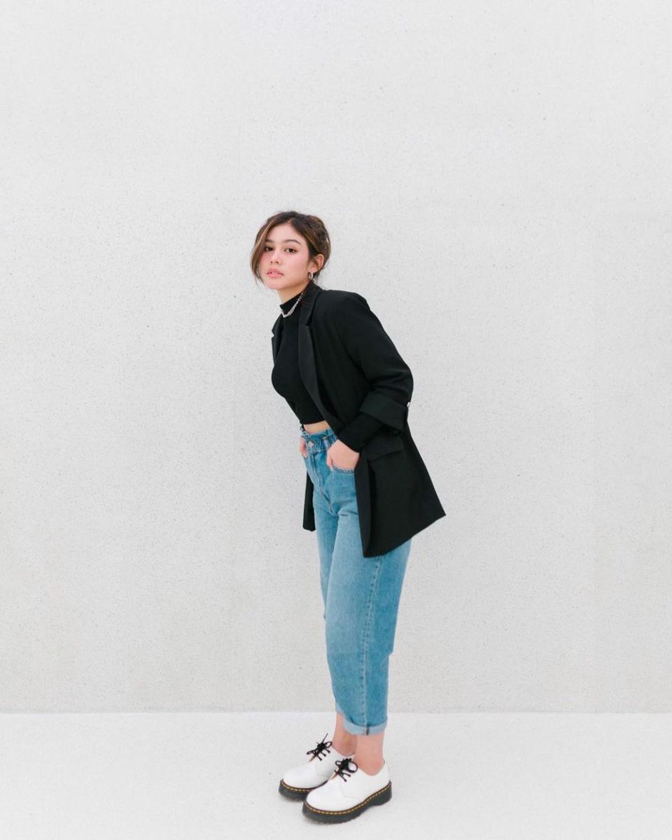 mix and match blazer (instagram.com/vaneshaass)