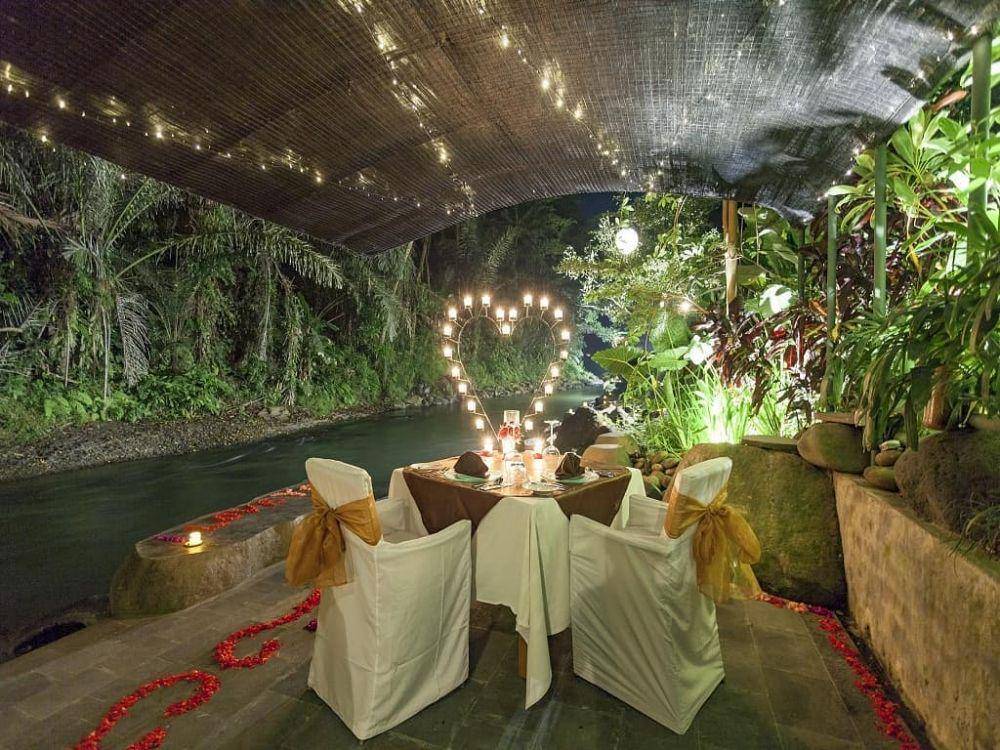 Candle light dinner tepi sungai di Swept Away Restaurant. (instagram.com/ sweptawayrestaurant)