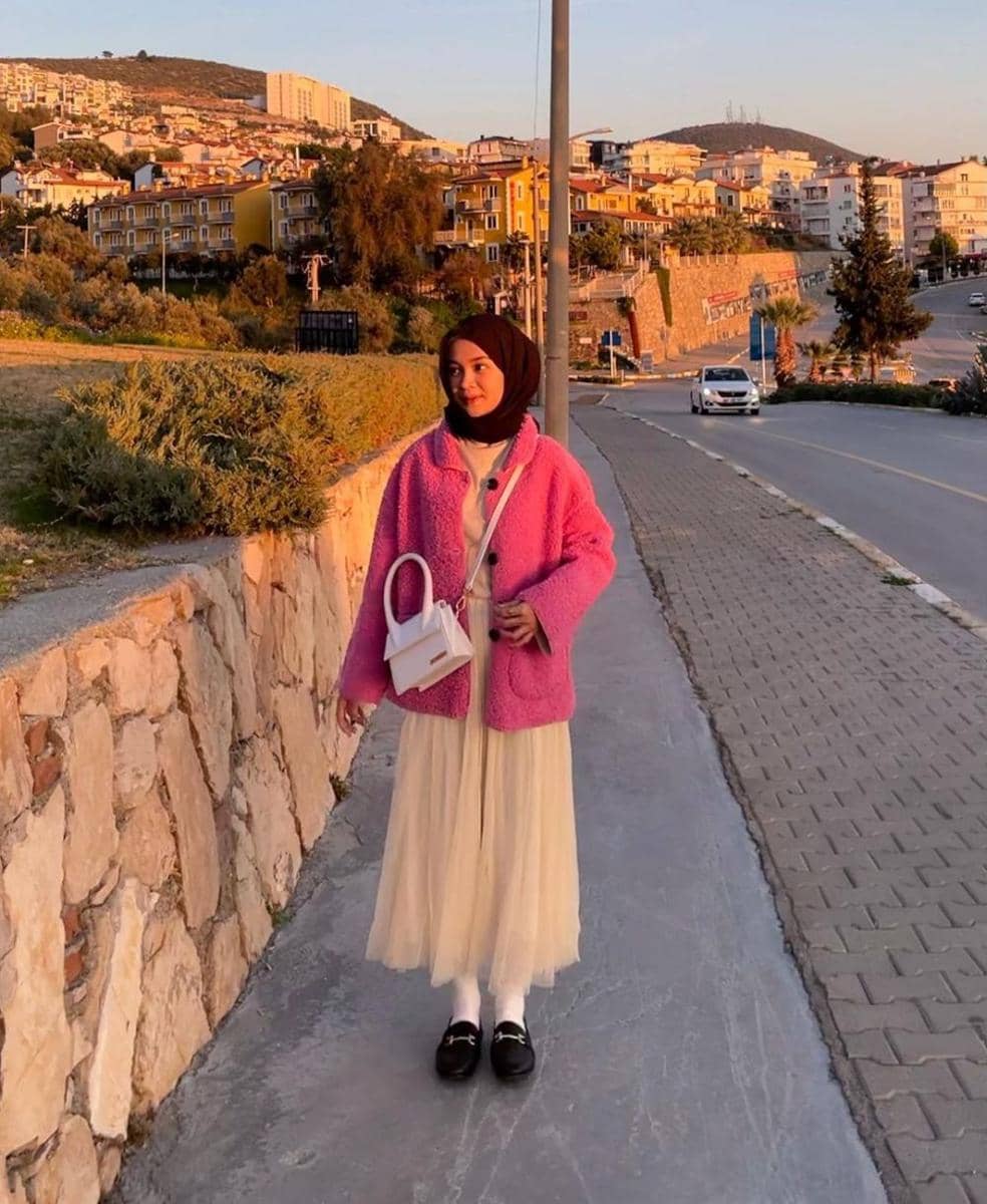 inspirasi ootd dengan outfit berwarna candy pink (instagram.com/yurezalina)