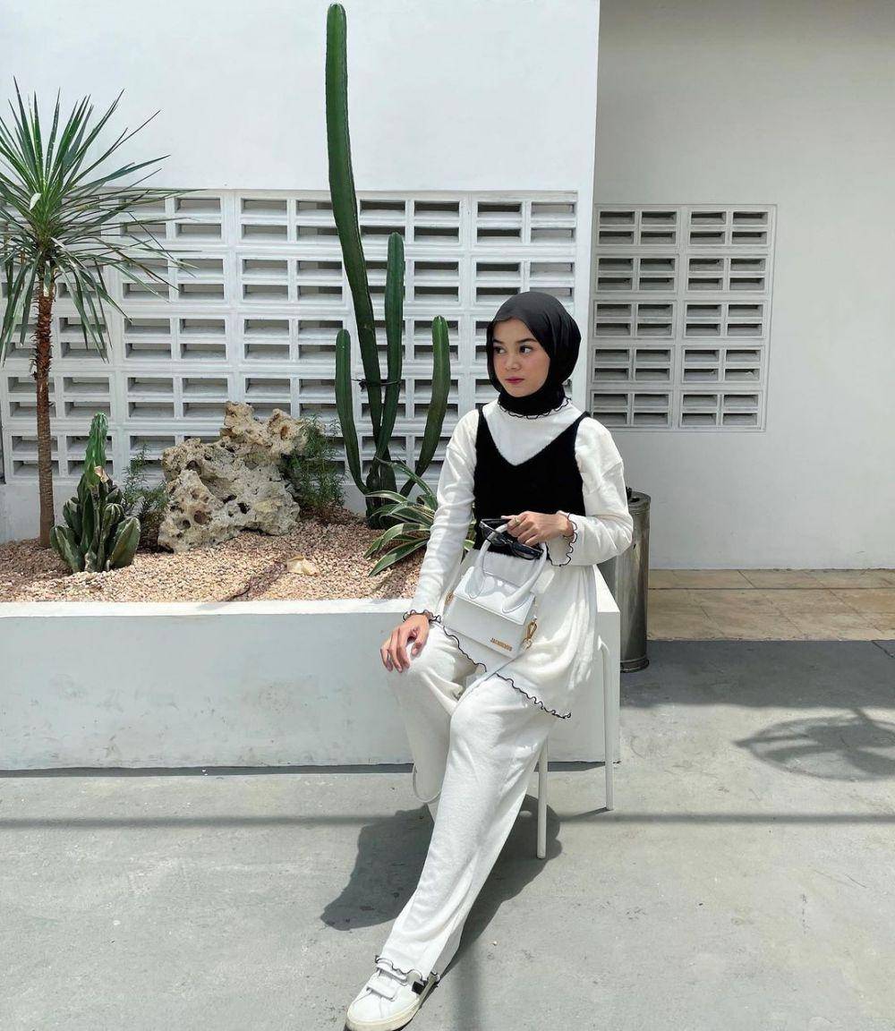 inspirasi padu padan white top ala Yure Zalina (instagram.com/yurezalina)