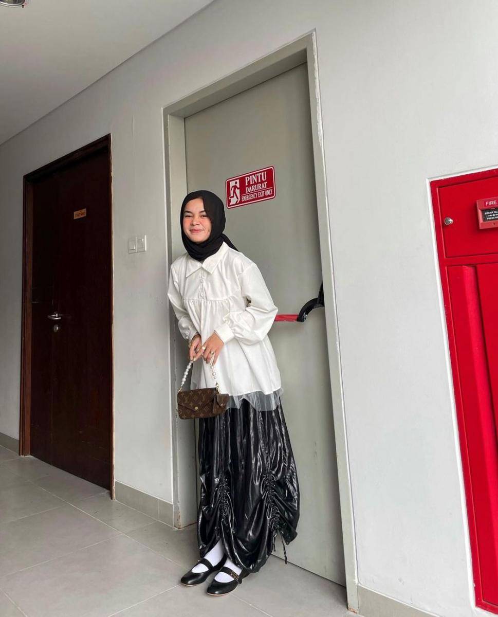 inspirasi padu padan white top ala Yure Zalina (instagram.com/yurezalina)