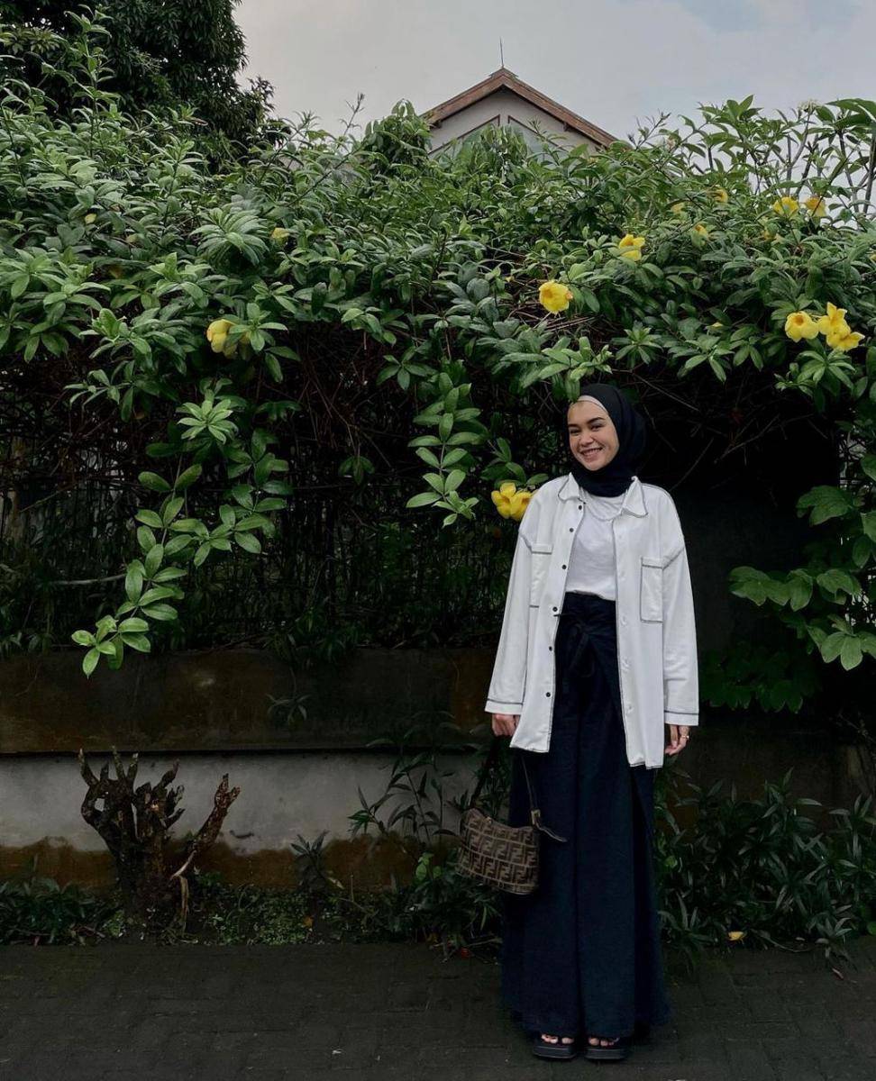 inspirasi padu padan white top ala Yure Zalina (instagram.com/yurezalina)