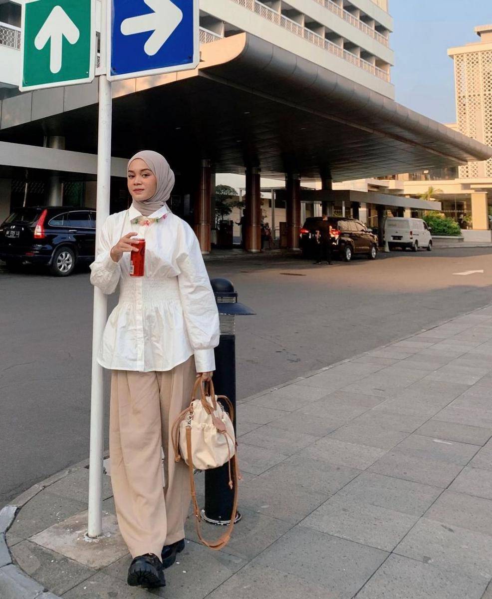 inspirasi padu padan white top ala Yure Zalina (instagram.com/yurezalina)