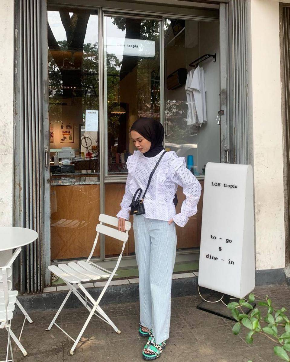 inspirasi padu padan white top ala Yure Zalina (instagram.com/yurezalina)